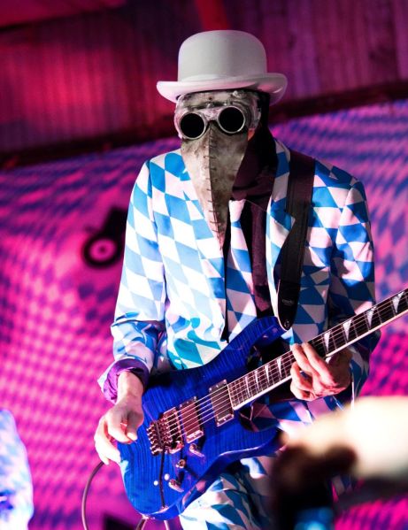 File:Newsmachine-20180407 MikeAnderson guitar.jpg