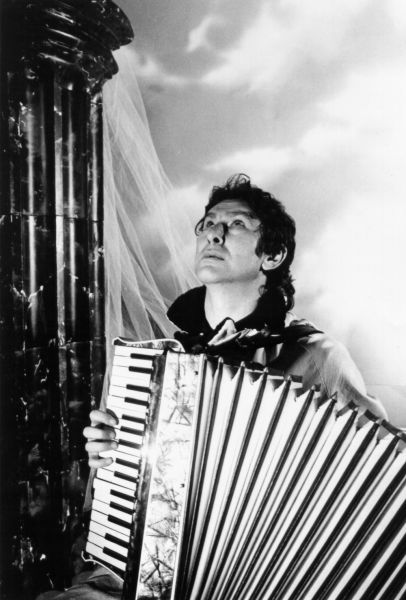 File:SnakefingerAccordian.jpg